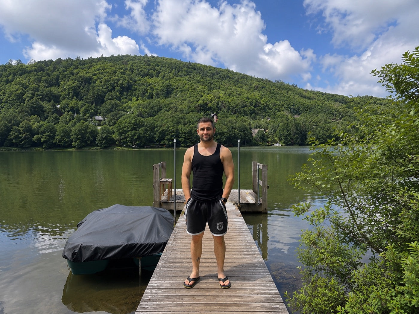Le fondateur de Bord du Lac Co. sur un quai au bord du lac